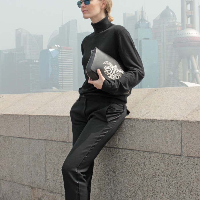 AVA, sac en cuir de cerf coloris noir rebrodé en cannetille argent - porté mannequin