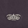 Pochette zippée OSLO en cuir foulonné violet et doublure en satin beige clair - detail logo MASHA KEJA, finition nickel brillant