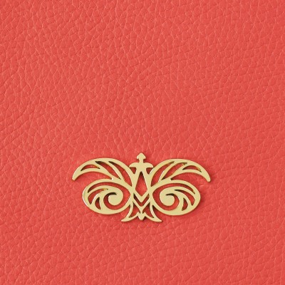 JULIE, pochette zipée en cuir foulonné couleur hibiscus - detail logo MASHA KEJA