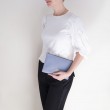 Pochette zippée en cuir foulonné NEW OSLO, coloris gris lavande - mannequin
