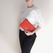 Pochette zippée en cuir foulonné NEW OSLO, coloris hibiscus - mannequin