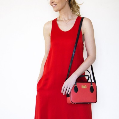 JULIETTE, sac à main zippé femme style 60's en cuir foulonné, coloris rouge hibiscus - porté par mannequin en tenue rouge