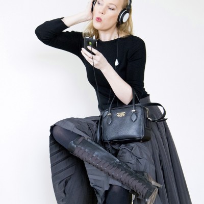 JULIETTE, sac à main zippé femme style 60's en cuir foulonné, coloris noir - porté par mannequin