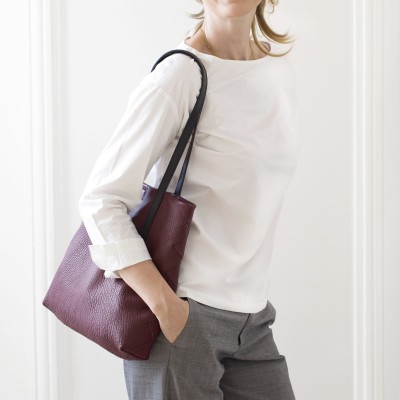 Soft lamb leather shopper "SUZANNE", medium size, burgundy color - worn by a model